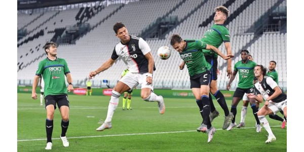 Atalanta B.C., která pozastavila Ligu mistrů, postoupila na třetí místo v Serie A